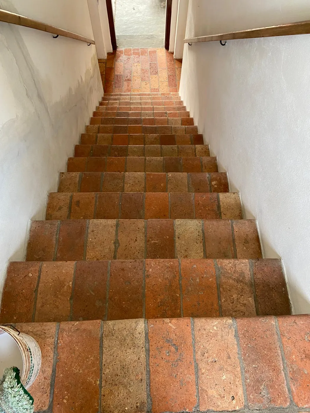 Scala in cotto antico fatto a mano dopo pulizia professionale e deceratura